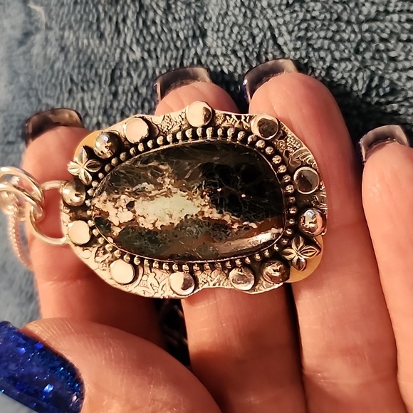 Sterling silver necklace with chrysocolla pendant. - Picture 2 of 3